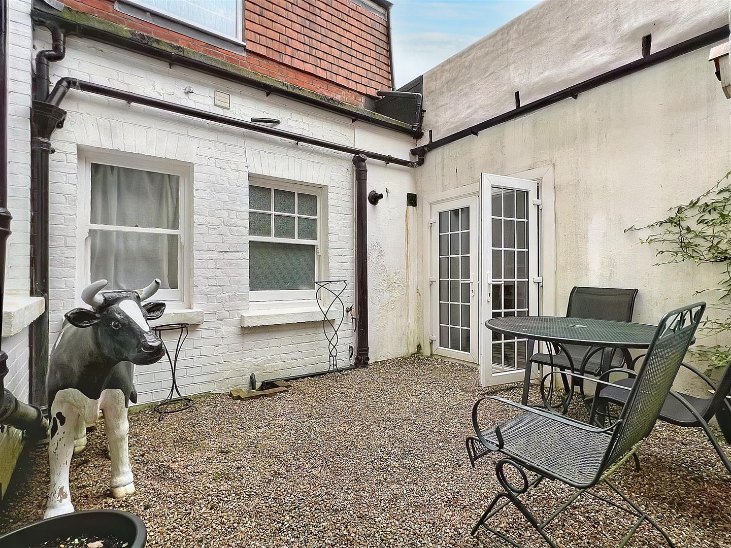 Property Details for 5 Chatsworth Gardens Eastbourne BN20 7JP Town